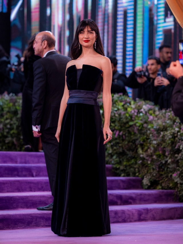 Tuba Büyüküstün'ün ödül töreninde sunucuya verdiği yanıt çok konuşulur