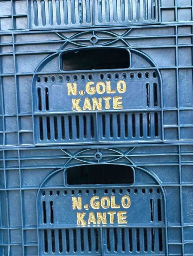 Domatesleri topladığı kasaya bile onun adını yazdırdı