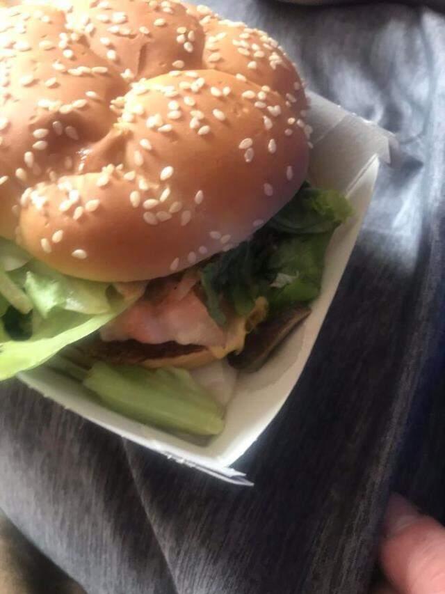 Az kalsın turşu diye yiyeceklerdi! Ünlü fast- food zincirinden alınan hamburgerin içinden sümüklü böcek çıktı