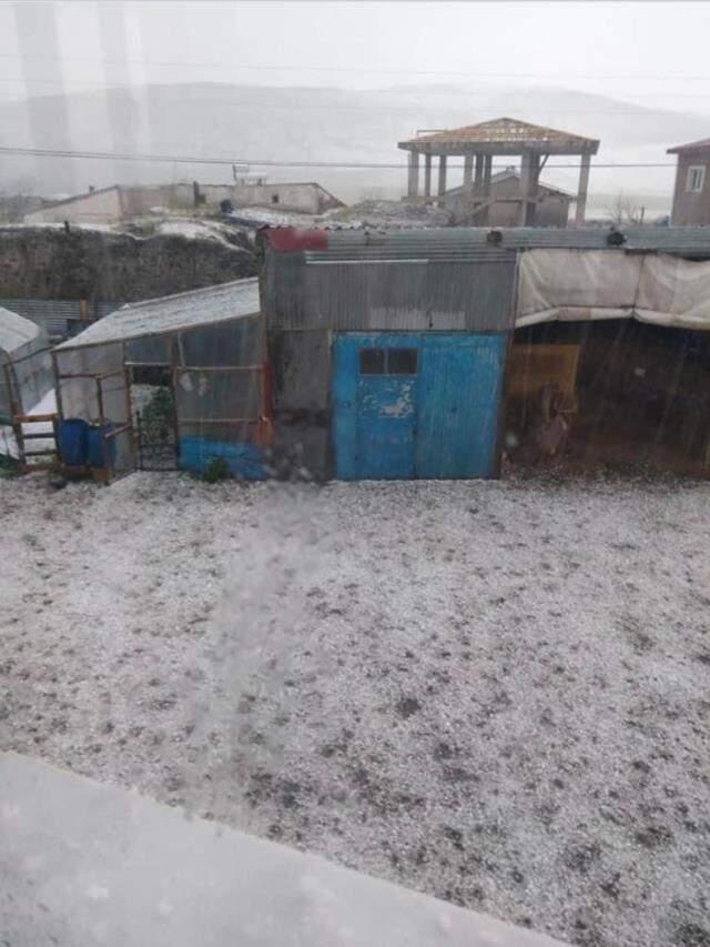 Ardahan beyaza büründü, araçlar yollarda mahsur kaldı