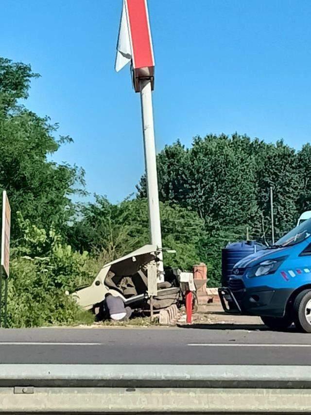Direğe çarpan araç ortadan ikiye bölündü, sıkışan genç feci şekilde can verdi