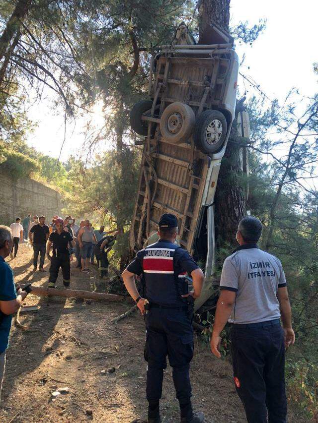Son Dakika: İzmir' de servis minibüsü şarampole yuvarlandı: Ölü ve yaralılar var