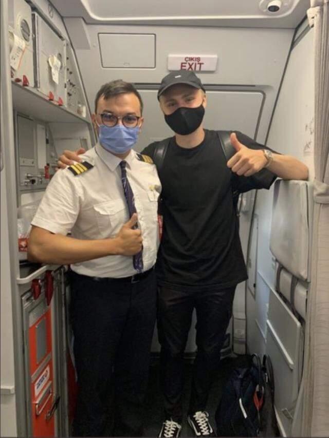 Galatasaray'ın yeni transferi Victor Nelsson'dan uçak pozu