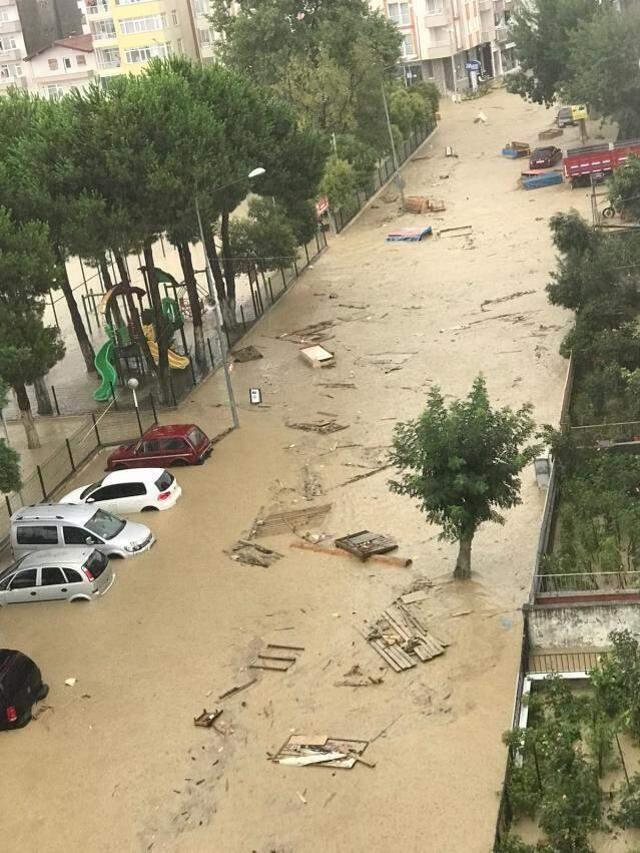 Selin vurduğu Sinop'ta manzara vahim! Ayak basacak yer kalmadı, araçlar sürüklendi
