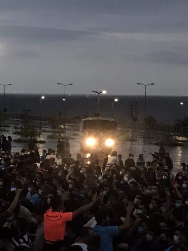 Çok sayıda Trabzonspor taraftarı, Sivas maçına aşısız ve biletsiz girmeye çalıştı