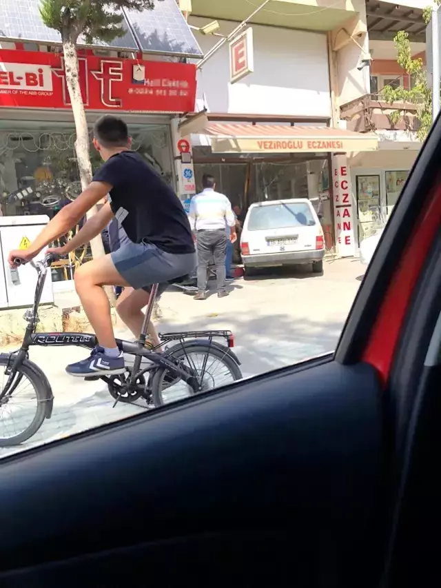 Akrabasına kızdı, dükkanına otomobille girdi