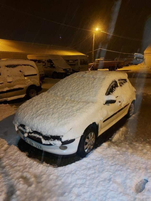 Kış, soğuk yüzünü şimdiden gösterdi! Mevsimin ilk karı Sarıkamış'a düştü, ilçe beyaza büründü