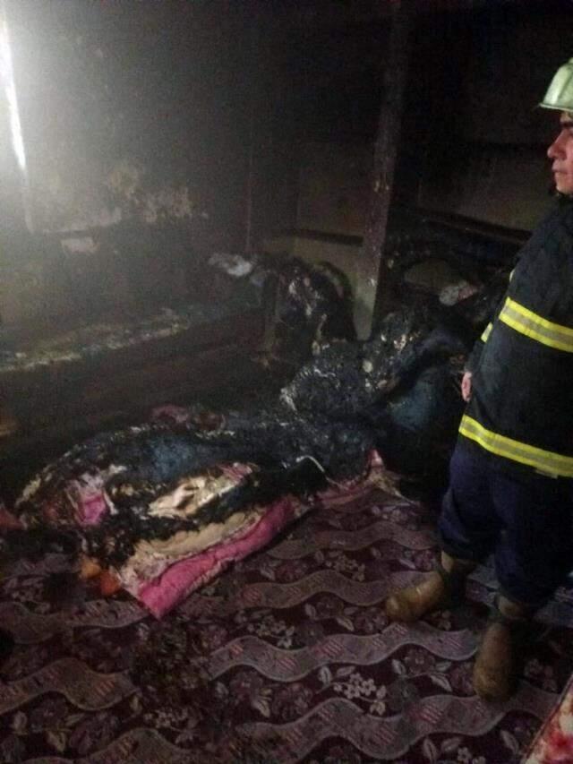 Evini yakan oğlundan kaçarak komşusuna sığınan kadın yaşamını yitirdi