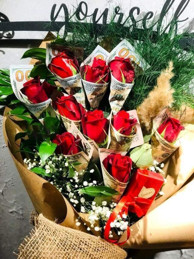 Eşine çiçek alan adamın isteği pes dedirtti! 700 doları güllerle sardırıp özel buket hazırlattı