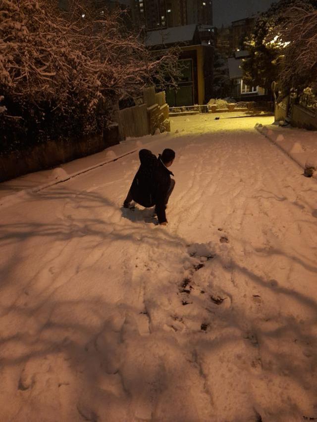 Kar İstanbul'da çok fena bastırdı, yollar kapandı! Yerdeki kalınlık her geçen dakika artıyor