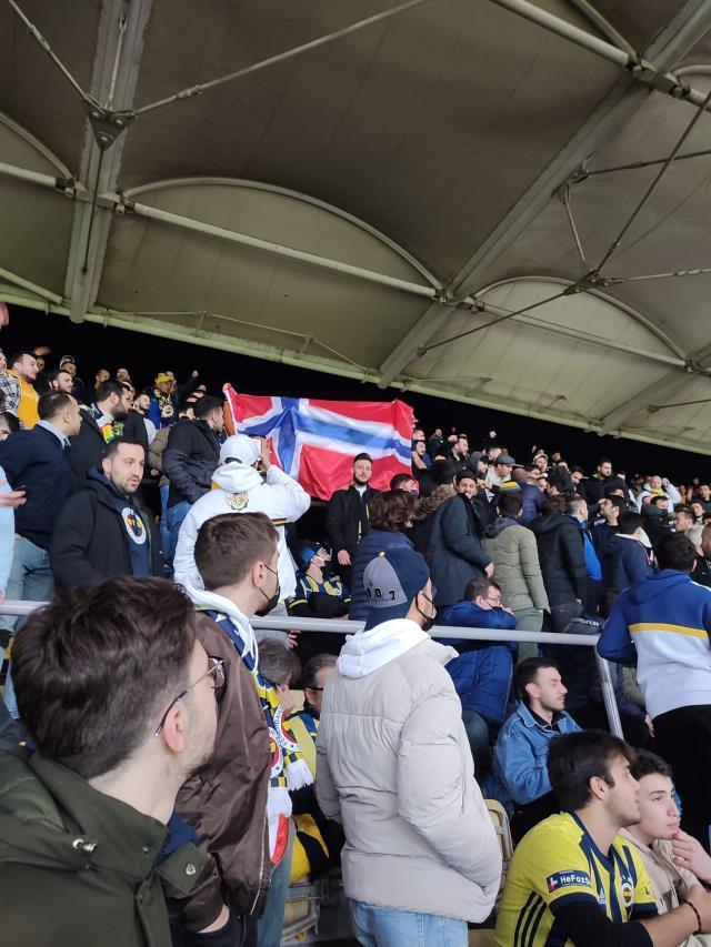 Fenerbahçe taraftarından Ali Koç'a olay gönderme! Tribünde Norveç bayrağı açtılar