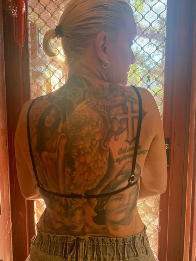 Ölen annesinin külleriyle sırtına dövme yaptıran kadın, görenleri hayretler içinde bıraktı