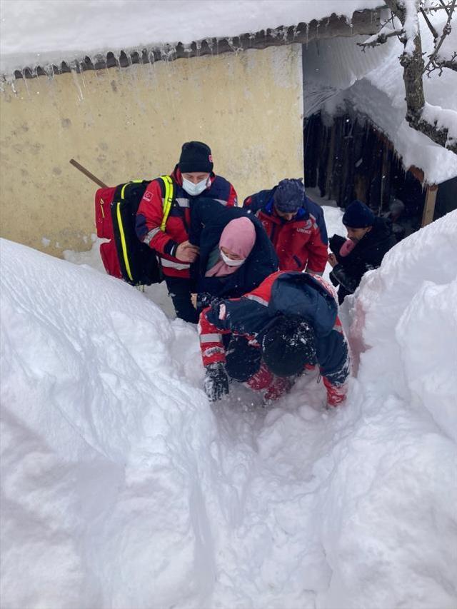 Ordu baharı beklerken beyaza büründü! Kar kalınlığı 2,5 metreyi geçti, araçlar kayıp