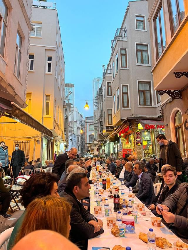Beyoğlu'nda organize edilen sokak iftarına bine yakın insan katıldı