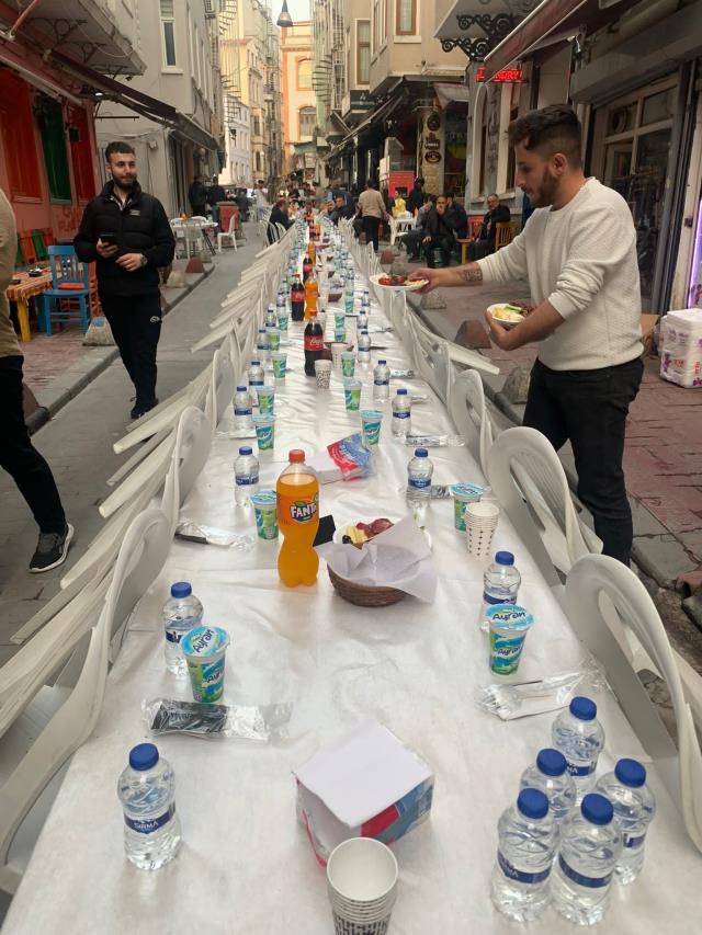Beyoğlu'nda organize edilen sokak iftarına bine yakın insan katıldı