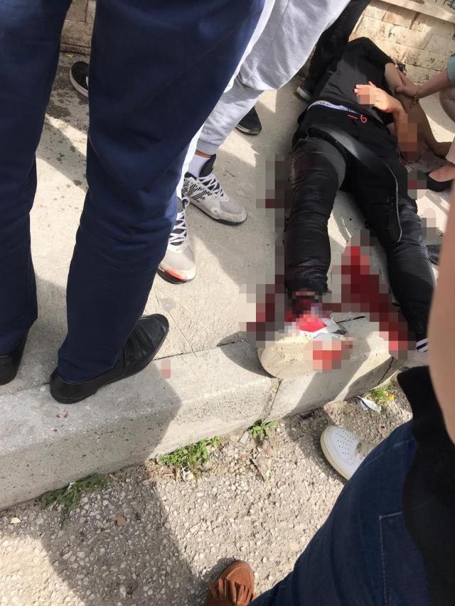 Okul önünde dehşet anları kamerada... Liseli genç arkadaşlarının gözü önünde bıçaklandı