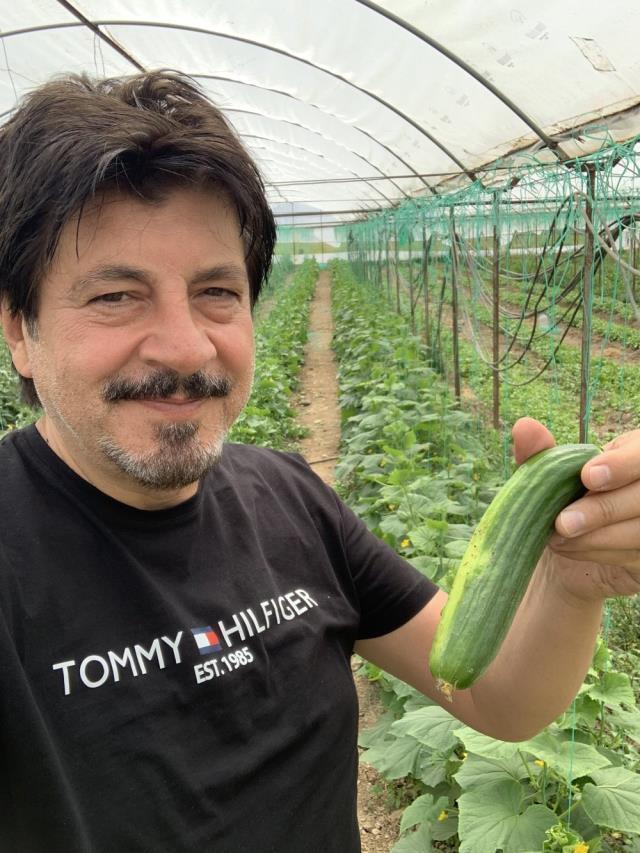 Herkes denizde, o tarlada! Ünlü türkücü Ekin Akkaş, Bodrum'da çiftçiliğe başladı