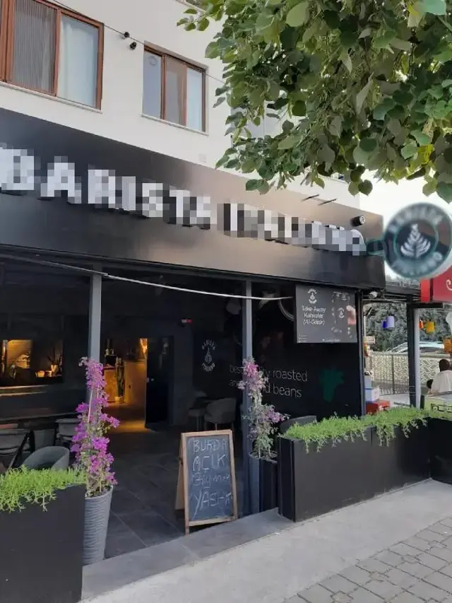 'Açık giyinmek yasaktır' yazısı olan kafede şort giyen genç kızları dışarı çıkartan personelin işine son verildi