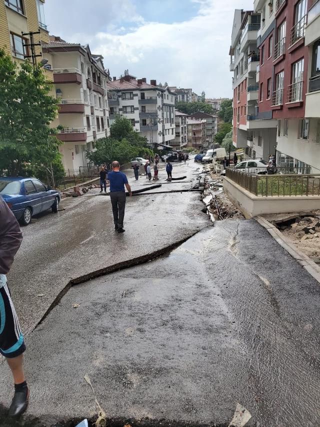 Ankara yine sele teslim! Araçlar suya gömüldü, binaların çatısı uçtu