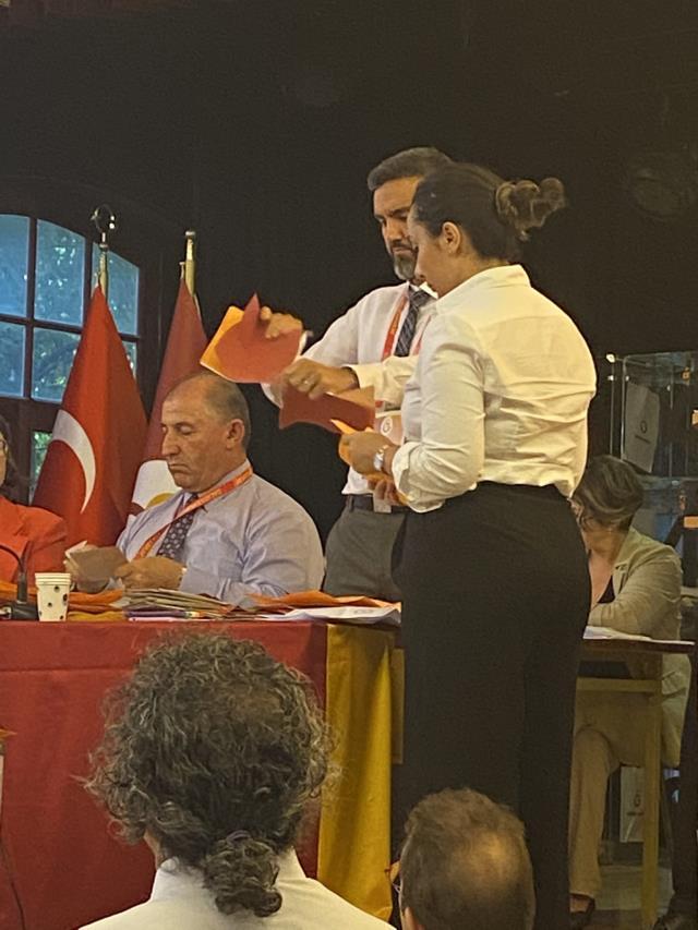 Burak Elmas'ın oy pusulasını sandık açılınca yırtıp attılar! Galatasaray taraftarından tepki yağdı