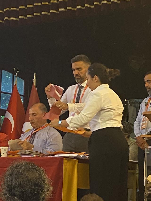 Burak Elmas'ın oy pusulasını sandık açılınca yırtıp attılar! Galatasaray taraftarından tepki yağdı