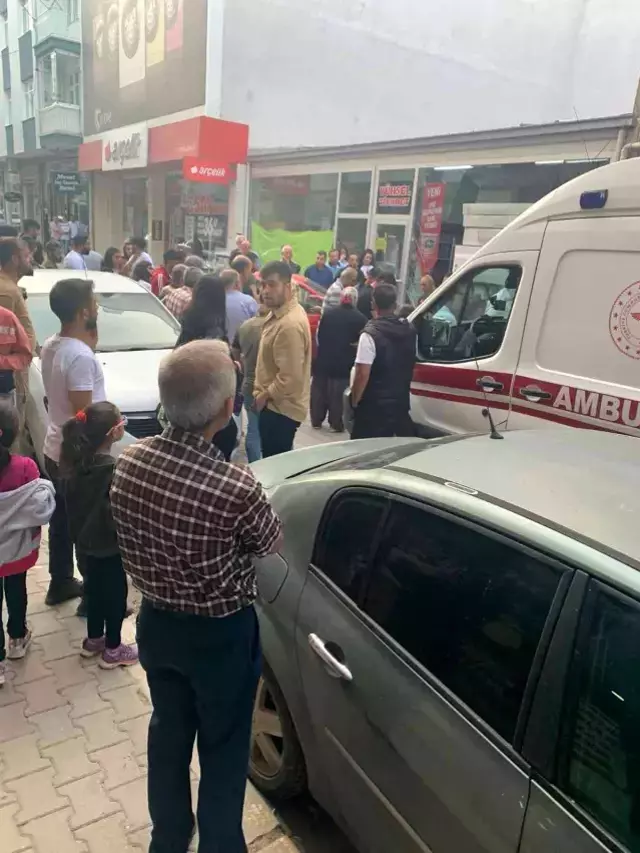 Kontrolden çıkan aracın çarptığı kadın, mağazanın vitrinine girdi