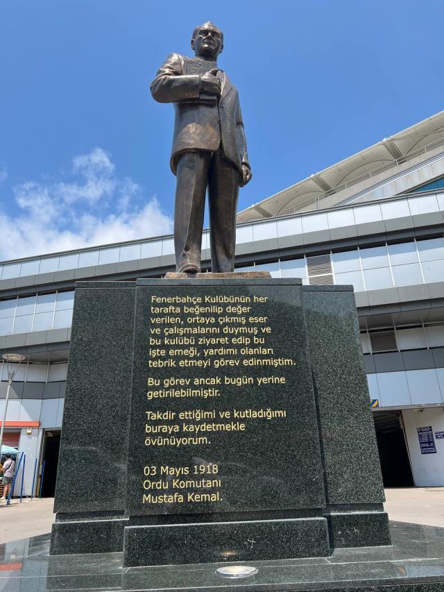 Fenerbahçe'den dev Atatürk heykeli! Ülker Stadı'nın önüne yerleştirildi