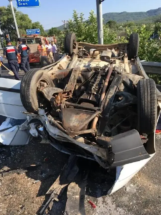 MUĞLA'DA 3 OTOMOBİLİN KARIŞTIĞI KAZADA KARI- KOCA ÖLDÜ; 2'Sİ ÇOCUKLARI 5 YARALI