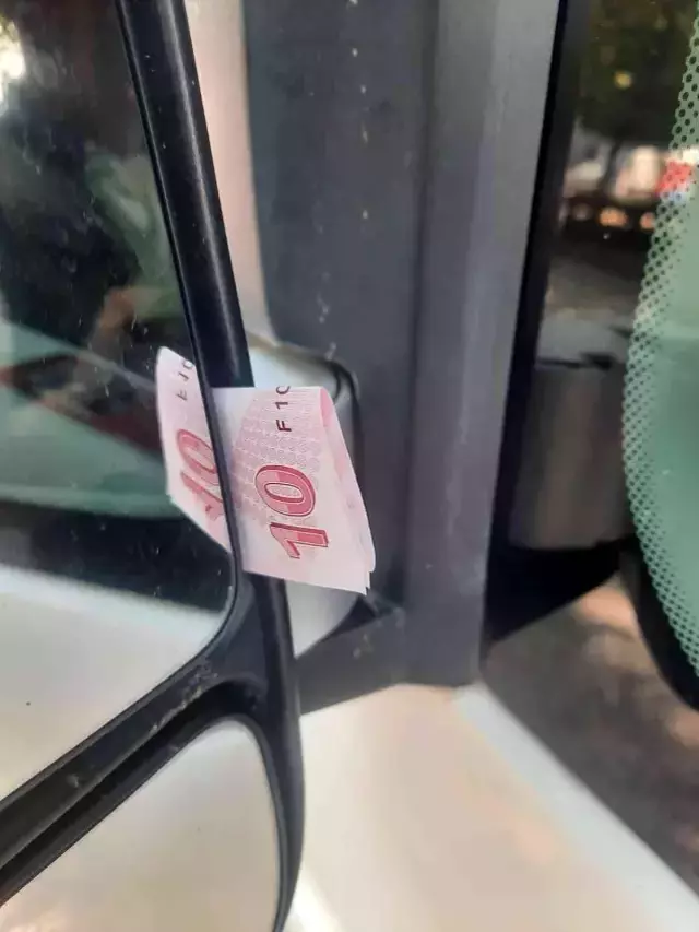 Otomobilinde 2 bin 300TL'lik hasar olan vatandaş kapısında 10 TL ve bir de not bulunca öylece kalakaldı