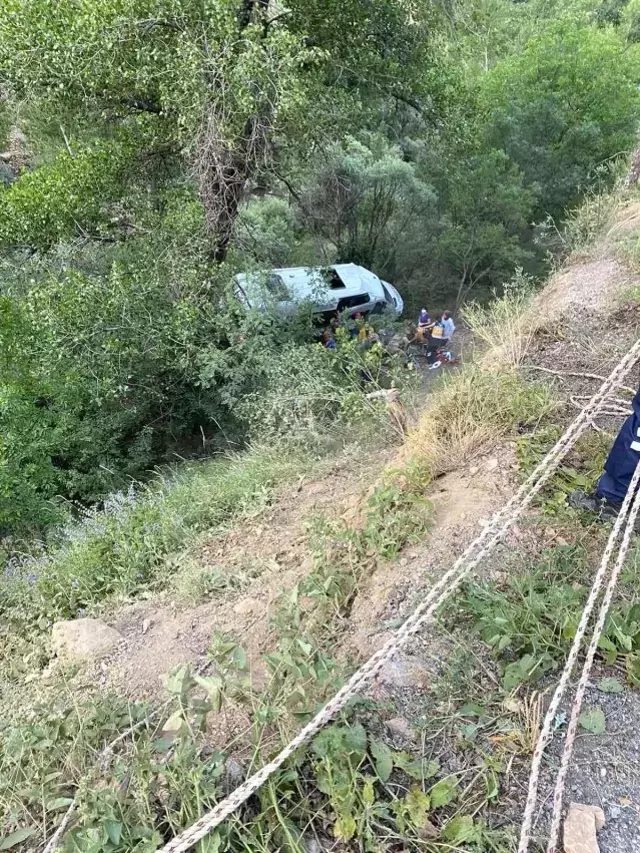 Karadeniz gezisinden dönen tur minibüsü uçuruma yuvarlandı: 3'ü ağır 19 yaralı