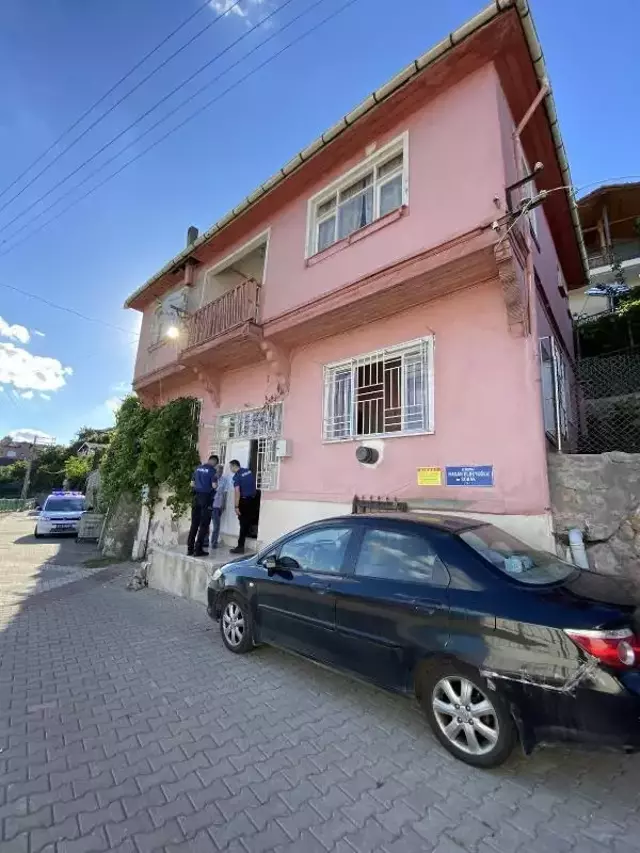 Dini nikahlı eşini evin salonunda çıplak halde ölü buldu