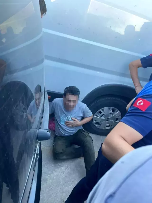 Cep telefonuyla kadınları çektiği iddia edilen şahsa meydan dayağı