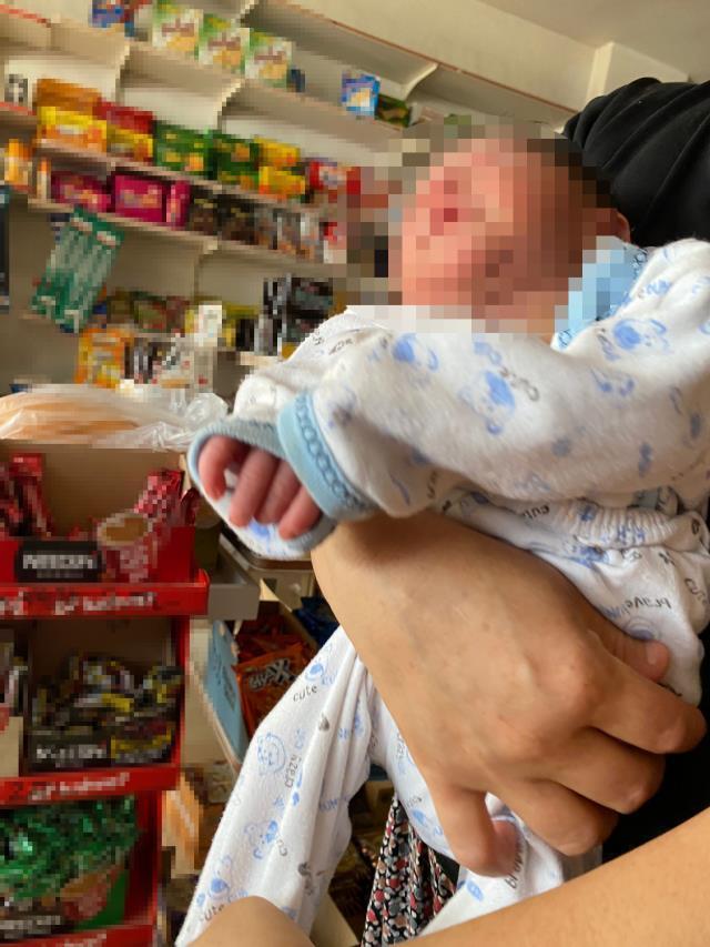 Annesi tarafından ağaç altına bırakılan bebeği, bir başka kadın emzirdi