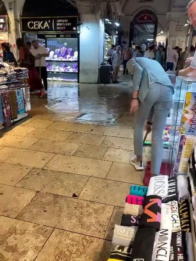 Tarihi Kapalı Çarşı'yı su bastı, esnaf zor anlar yaşadı