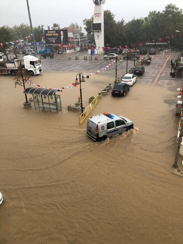 Tekirdağ'da dolu ve sağanak sonrası sokaklar adeta dereye döndü