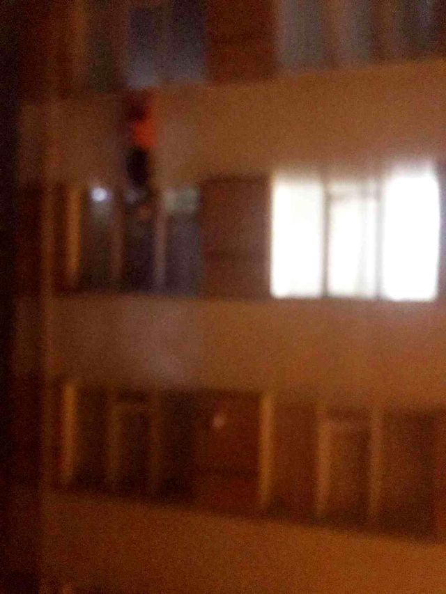 Apartmanın 4'üncü katından atlayan genç kız yaralı kurtuldu