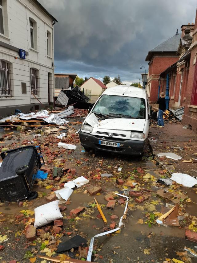 Fransa'nın kuzeyinde Bihucourt'ta hortum nedeniyle onlarca evin çatısı uçtu