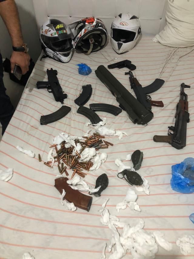 İhbarı değerlendiren polisin baskın yaptığı evden cephanelik çıktı! Aralarında atışa hazır lav silahı bile var