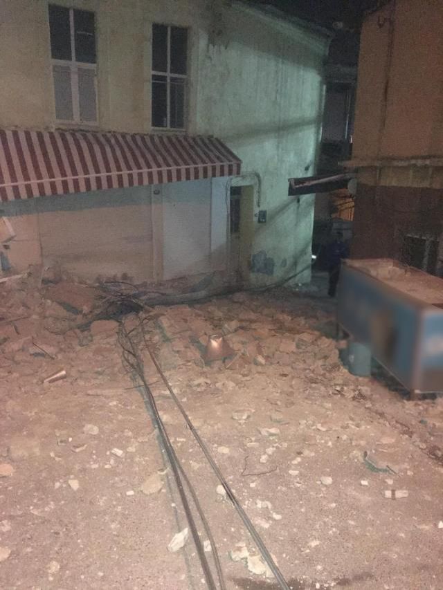 İzmir'de yaşanan 4.9 şiddetindeki depremde Konak'ta bir caminin minaresi yıkıldı! İşte olay yerinden ilk görüntüler