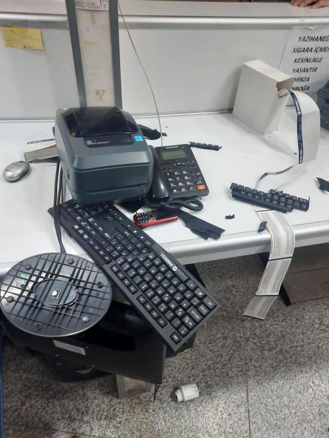 Otogarda 'Halka neden ucuza bilet satıyorsun?' diyerek rakip yazıhaneyi bastılar
