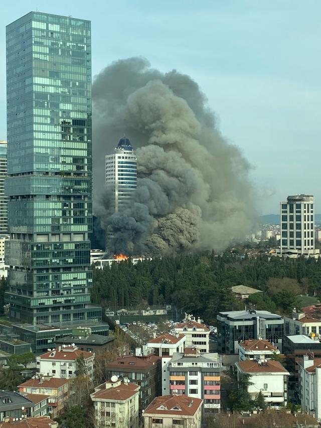 Son Dakika! İstanbul Levent'teki Metrocity AVM'de çıkan yangın söndürüldü: Can kaybı veya yaralı yok