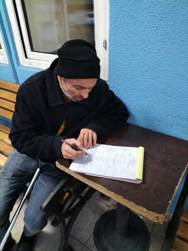 Dilenciden şoke eden yöntem: Paralar üzerinden değil. bastondan çıktı
