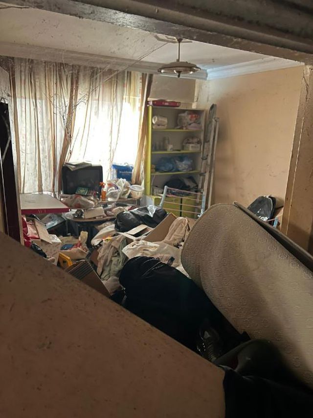 Mahkeme kararıyla boşaltılan apartman dairesinden 40 ton çöp çıktı
