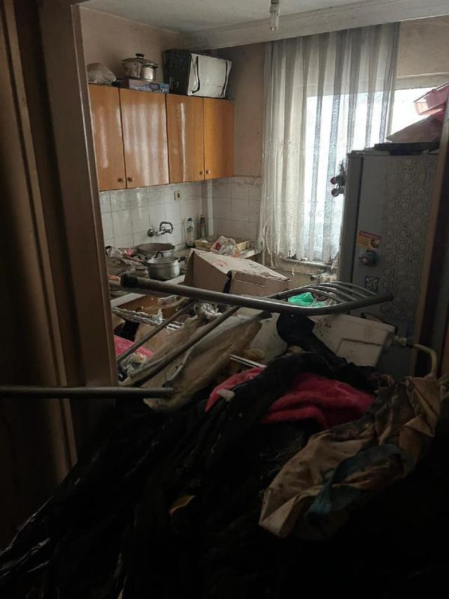 Mahkeme kararıyla boşaltılan apartman dairesinden 40 ton çöp çıktı
