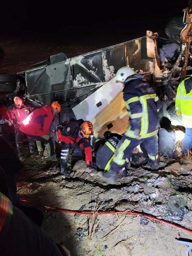 Kayseri?de yolcu otobüsü şarampole devrildi: 4 ölü, 24 yaralı