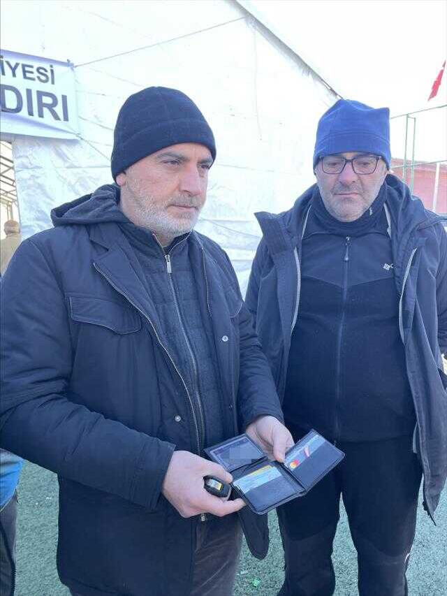 Yardım için bağışlanan montun cebinden çıkanları sahibine geri gönderdi