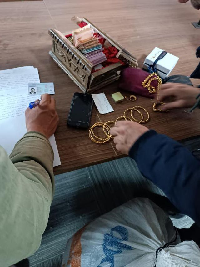 Gönüllü kepçe operatörü, 2 enkazda bulduğu ziynet eşyası ve yüklü para buldu