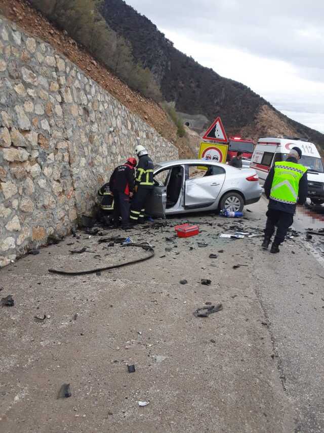 Çorum'da 2 aracın çarpışması sonucu 3 kişi öldü, 2 kişi yaralandı