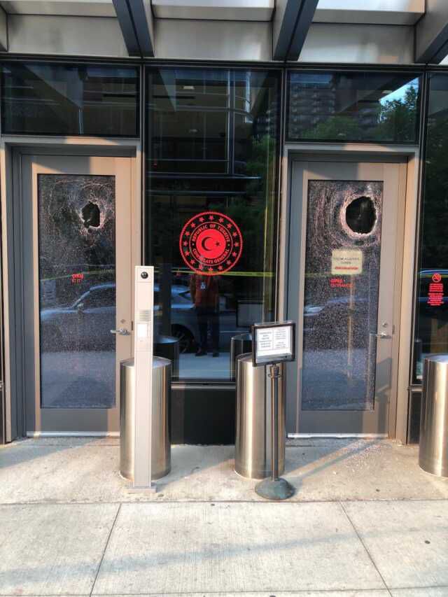 New York'ta Türkevi'ne alçak saldırı! Demir levye ile camları kırdı
