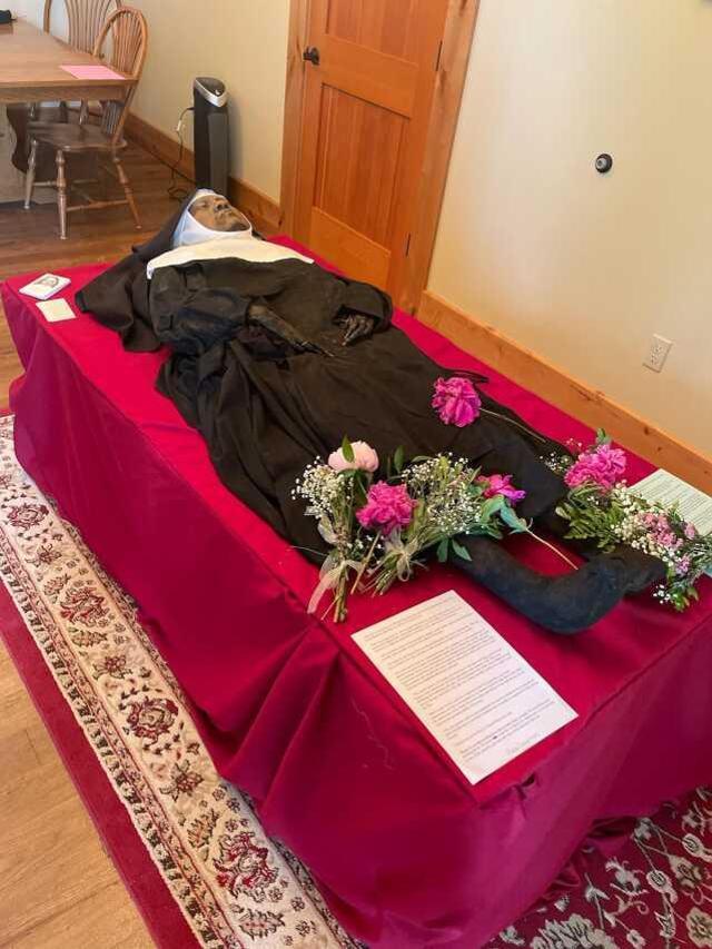 4 yıl önce ölen rahibeyi mezarından çıkarttılar! Cansız bedenini 'Mucize' diye sergiliyorlar